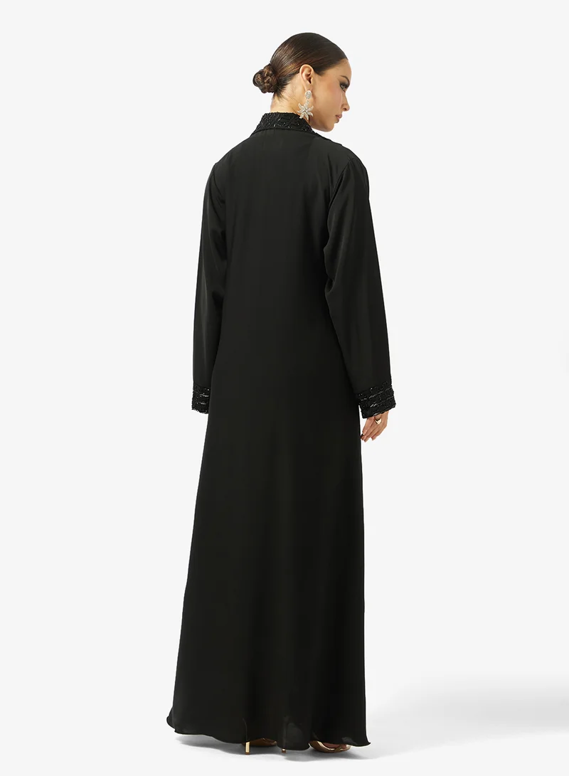 هيا كلوزيت عباية مفتوحة بياقة واسعة مزينة